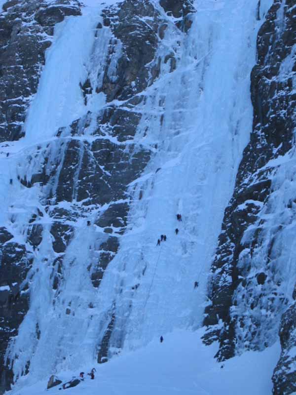 33 - Gavarnie - spot the climbers